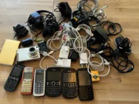Įvairių laidų ir senų telefonų, fotoaparato dėžė