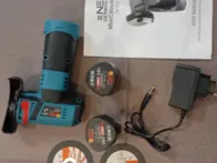 Mini kampinis akumuliatorinis šlifuoklis