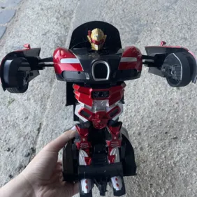 Transformeris su pultu naujas