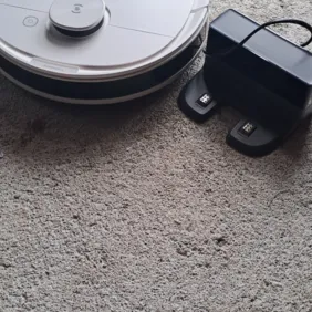 Robotas siurblis su defektu